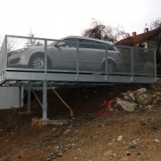 Nadzemní parkovací plošina - pohled z boku